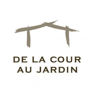                 DE LA COUR AU JARDIN
